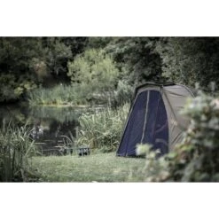 Trakker Tempest 100T Brolly Aquatexx Panel Magnético Para Insectos -Tienda De Pesca 201539 TRK L1 Tempest Brolly 100T AEV Lifestyle 024 550x550w