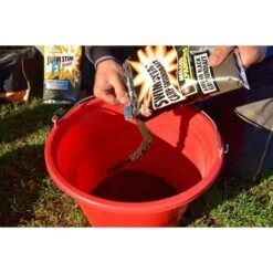 DYNAMITE BAITS Dynamite Swim Stim Expansores Fresados Red Krill 750g -Tienda De Pesca SEQ 2 2 Now pour in three times as much of Black Milled Expander groundbait 550x550w 1